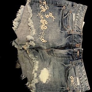Jean short with embroidery. Express Size 4.